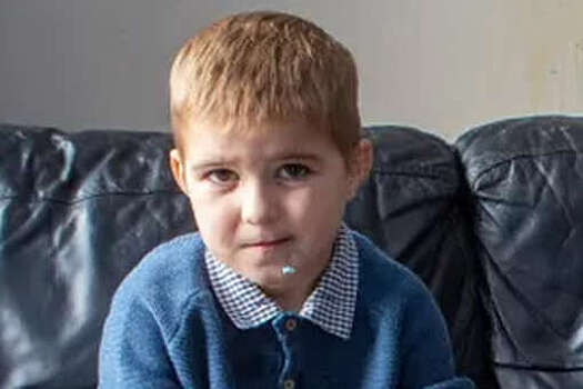 Metro: 6-летний мальчик с пикацизмом из Шотландии ест песок и стены дома