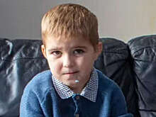 Metro: 6-летний мальчик с пикацизмом из Шотландии ест песок и стены дома