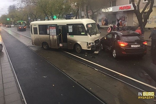 В Екатеринбурге маршрутка протаранила легковушку