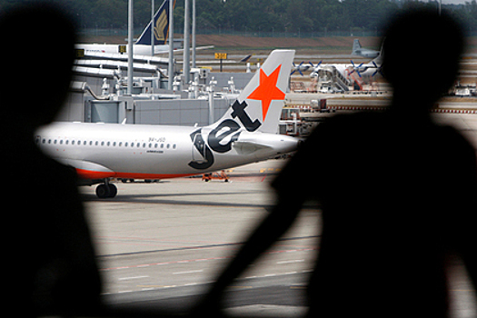 Пассажиры занялись сексом на борту самолета и попали на камеру