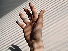 Невролог назвал провоцирующие дрожание рук опасные болезни