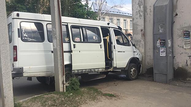 В Вольске маршрутка влетела в трансформаторную будку