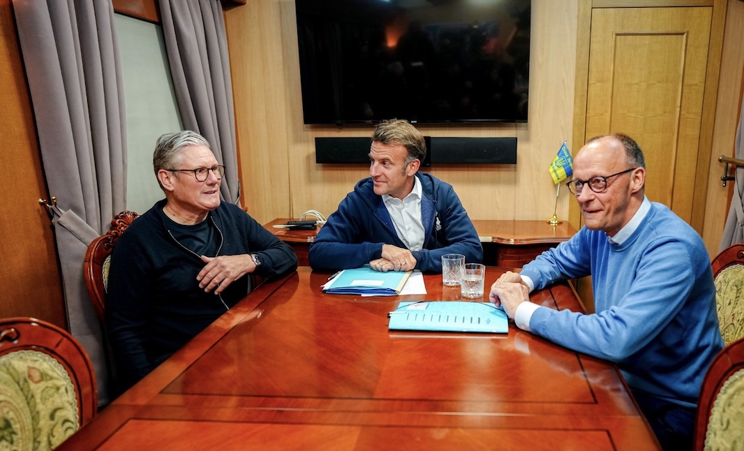 Макрона, Стармера и Мерца заподозрили в стремлении контролировать Трампа