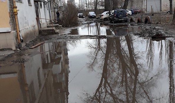 Затопленный двор в Воронеже сравнили с Венецией