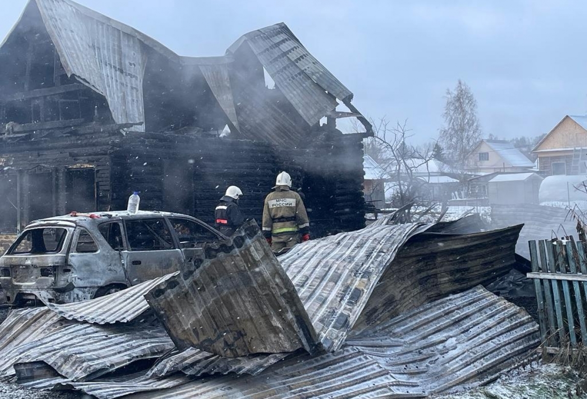 На севере Омской области сгорели дом и автомобиль священника Михаила Сафичука