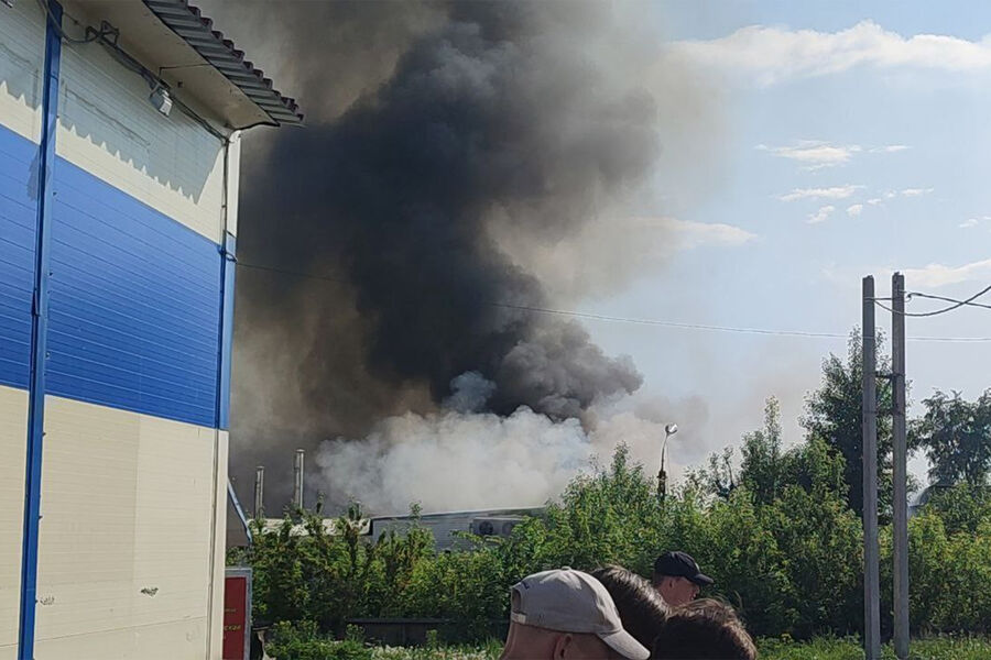 В городе Топки Кемеровской области загорелся маслозавод