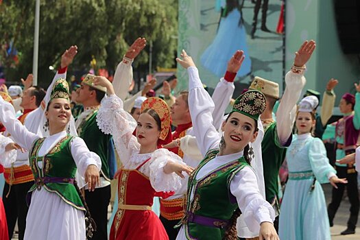 Иртышский сабантуй в омске. Платья зеленые на сабантуй. Иртышский сабантуй в омске. Татары омска. Сабантуй в омске.