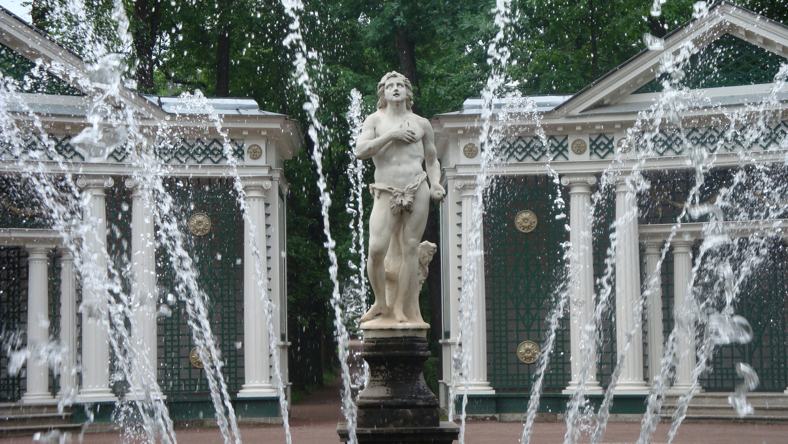 Скульптура Адама в парке Петергофа.