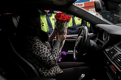 Госавтоинспекторы поздравили женщин‑водителей с 8 марта, подарив им цветы