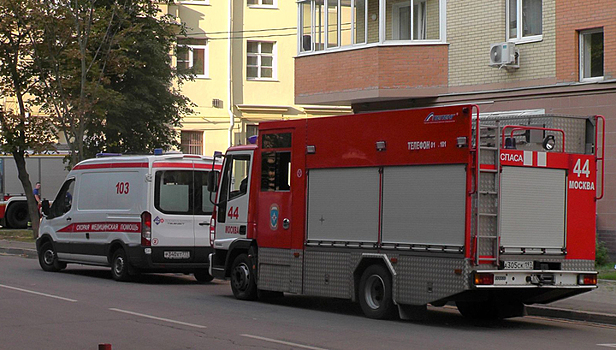 Пожар в доме на севере Москвы: один человек погиб, один пострадал