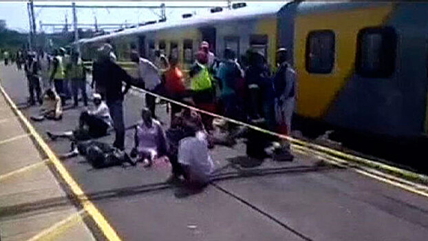 В ЮАР около 200 человек пострадали при столкновении поездов