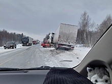 Фура уничтожила легковушку на кемеровской трассе