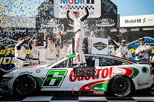 Исход гонки NASCAR Cup Series решило столкновение лидеров за 10 кругов до финиша