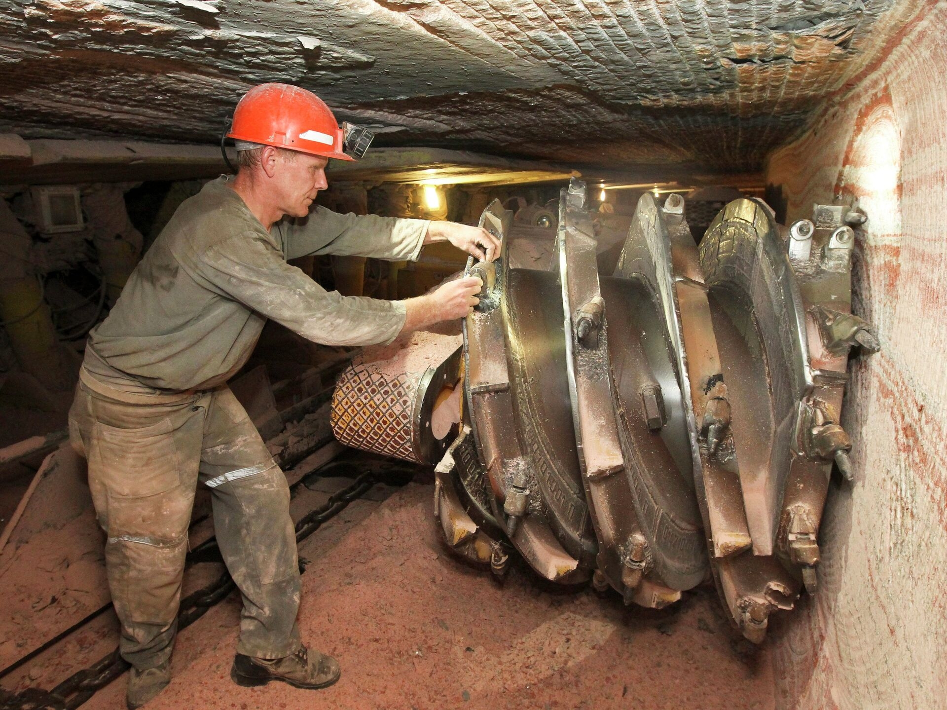 При выбросе метана на руднике в Якутии погибли три человека