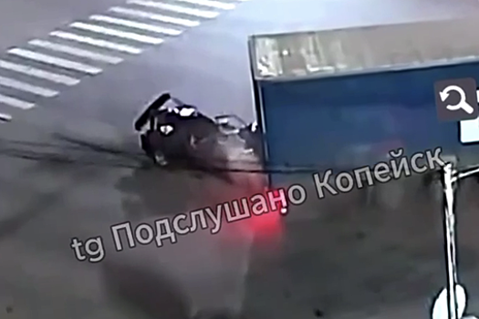 В Челябинской области Lada въехала под большегруз и попала на видео