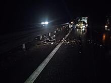 Иномарка врезалась в фуру и снесла металлический отбойник на трассе между Тольятти и Самарой