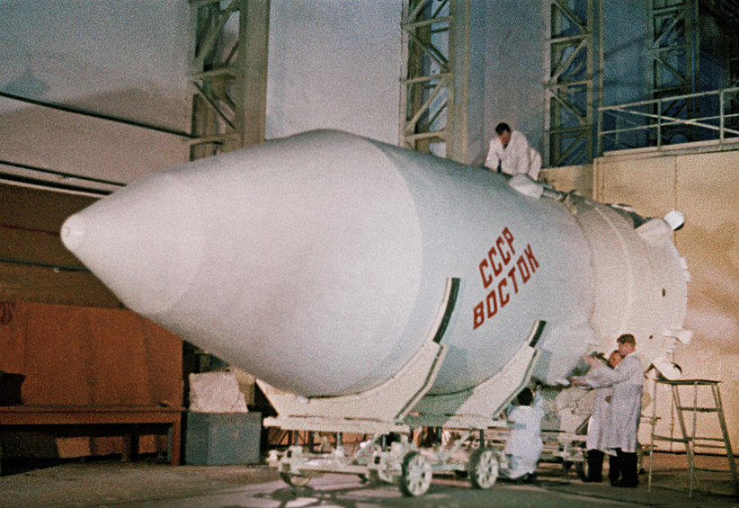 Самый первый космический корабль. Космический корабль Гагарина Восток 1. Корабль Восток 1961. Восток 1 Гагарин 1961. Ракета Юрия Гагарина Восток-1.