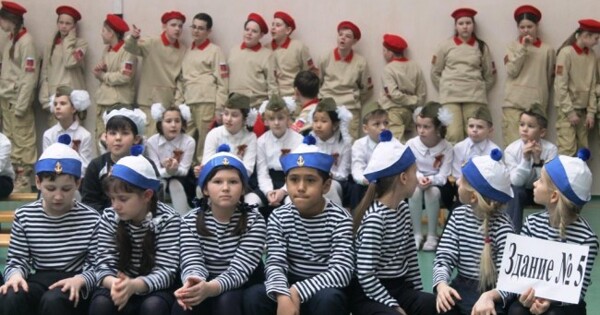 В школе № 2025 прошел конкурс «Смотр строя и песни