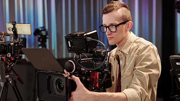 Что послушать ко Дню российского кино: лучшие подкасты, саундтреки и книги