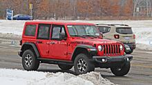  		 			На дорогах заметили обновленный Jeep Wrangler с половинчатыми дверьми 		 	