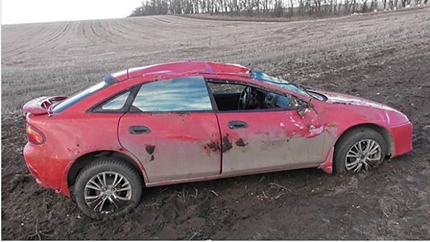 На Ставрополье Mazda вылетела в поле и перевернулась