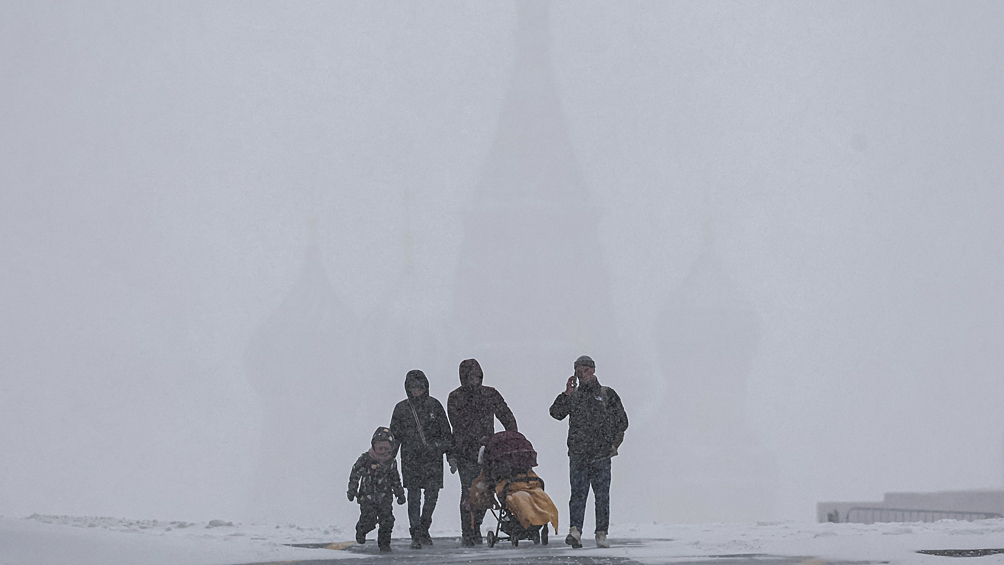 Горожане во время снегопада на Красной площади