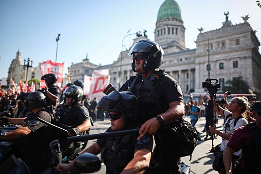 Более 60 протестующих пострадали от действий полиции в Аргентине