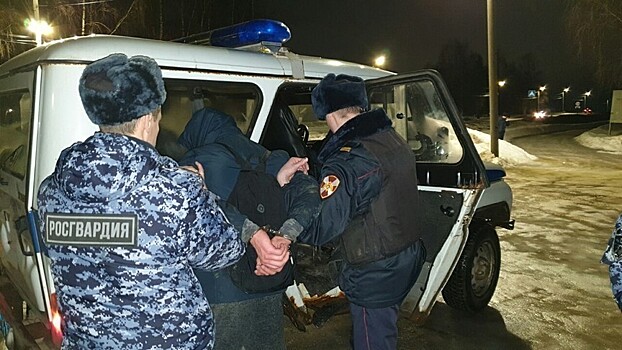 Пьяный таксист пытался слить бензин с чужой машины, а позже сбил росгвардейца и пытался удрать от погони