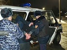 Пьяный таксист пытался слить бензин с чужой машины, а позже сбил росгвардейца и пытался удрать от погони