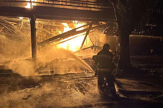 МЧС: тушение пожара в ТЦ "Гвоздь" в Улан-Удэ затруднено сложной планировкой