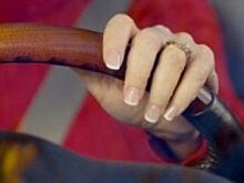 Можно ли водить автомобиль беременным или со сломанной рукой?