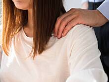 Летевшего делать предложение жениха арестовали за домогательства в самолете