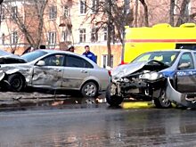 Полицейский автомобиль столкнулся с иномаркой в Дзержинске: пострадала женщина