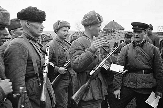 Зачем в 1942 году тыловиков Красной Армии переодели в ватники