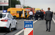 Автомобиль влетел в автобусную остановку в Петербурге