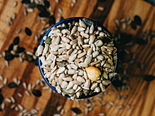 Врач рассказал о пользе семечек для пожилых людей