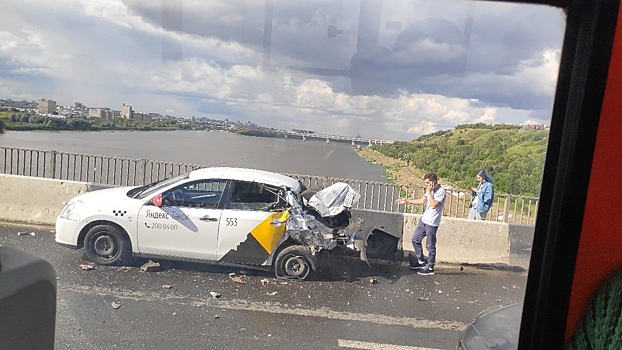 Машина Яндекс.такси попала в ДТП на Молитовском мосту