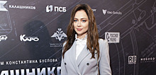 Настасья Самбурская пришла на премьеру «Калашникова» в строгом костюме, а Сабина Ахмедова — в дерзкой коже