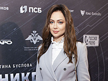 Настасья Самбурская пришла на премьеру «Калашникова» в строгом костюме, а Сабина Ахмедова — в дерзкой коже