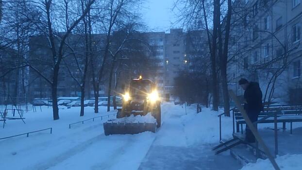 Во дворах на улице Новгородской решат проблему с некачественной уборкой снега 