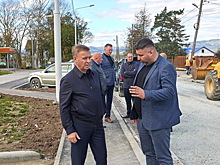 Сергей Надсадин проверил ход строительства дороги и жилого дома в Березняках