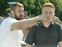 Корреспондента НТВ побили в прямом эфире у фонтана с десантниками