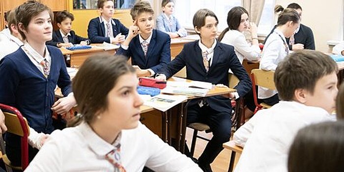 Уполномоченный при президенте России по правам ребенка Анна Кузнецова выступила за обсуждение правил пользования телефоном в школах