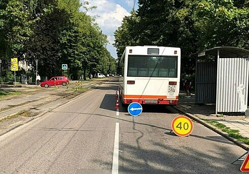 Водитель резко тронулся: в Калининграде дедушка выпал на тротуар и получил травмы, когда заходил в автобус