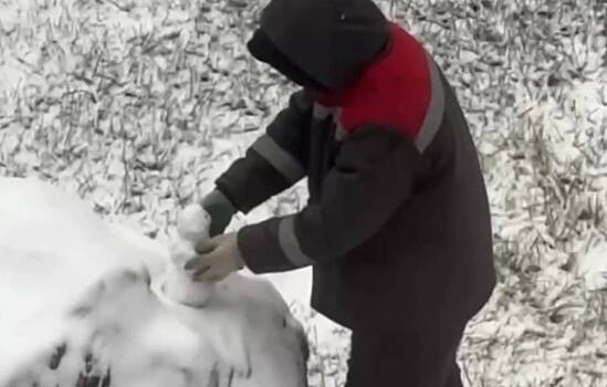 Московский дворник слепил мини-снеговика и попал на видео