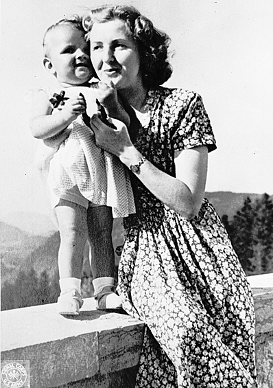 Ева Браун с племянницей, приблизительно 1942 год