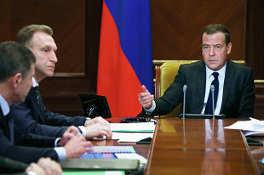 Медведев призвал найти "новые усилия" для роста экономики