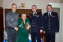 Руководство УМВД России по Вологодской области поздравило ветерана ОВД Нину Лагиреву с наступающим Днем Победы