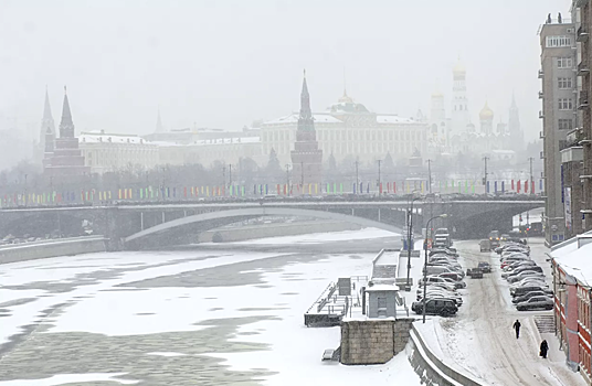 Автомобиль упал в Москву-реку