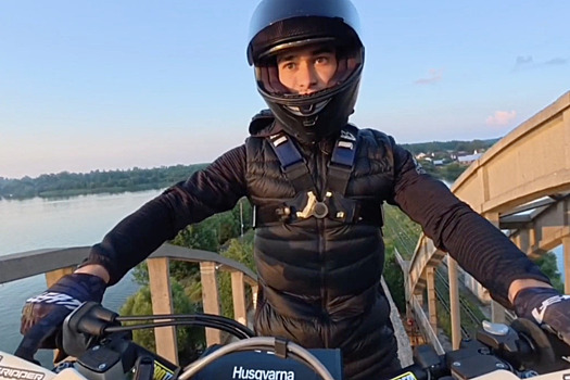 В тверской полиции установили личность молодого мотоциклиста, проехавшего по арке моста